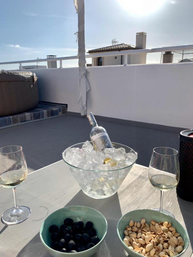 Sonne & Meerblick Aus 40 Grad Heissem Whirlpool Geniessen - Zentral Am Hafen Und Dennoch Ruhig Кала Ратхада Екстериор снимка